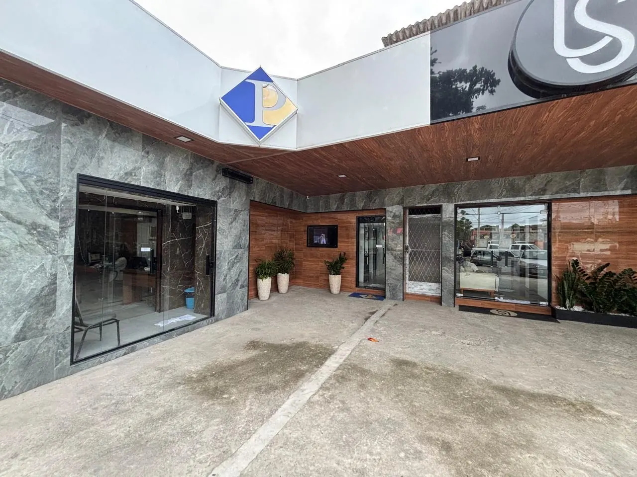 Fachada do escritório Pereira Advocacia, com o logo em losango azul e dourado, na Rua Auristela em Santa Cruz